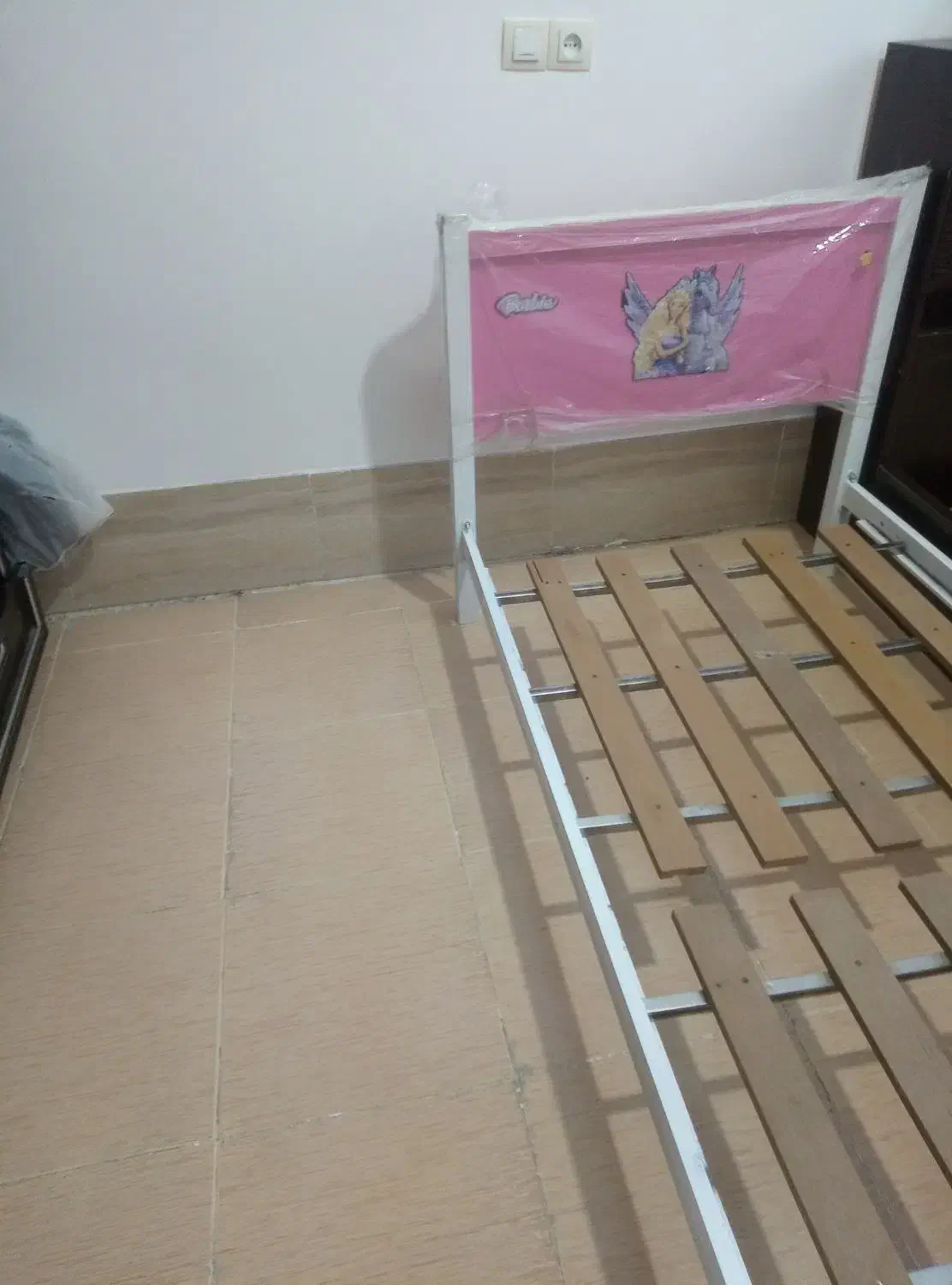 تخت یک نفره صورتی|تخت و سرویس خواب|بهمن صغاد, |دیوار