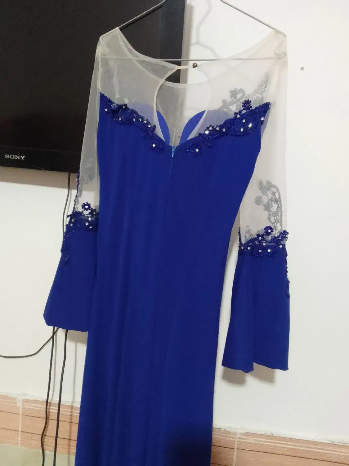 لباس مجلسی|لباس|مشهد, کوشک مهدی|دیوار