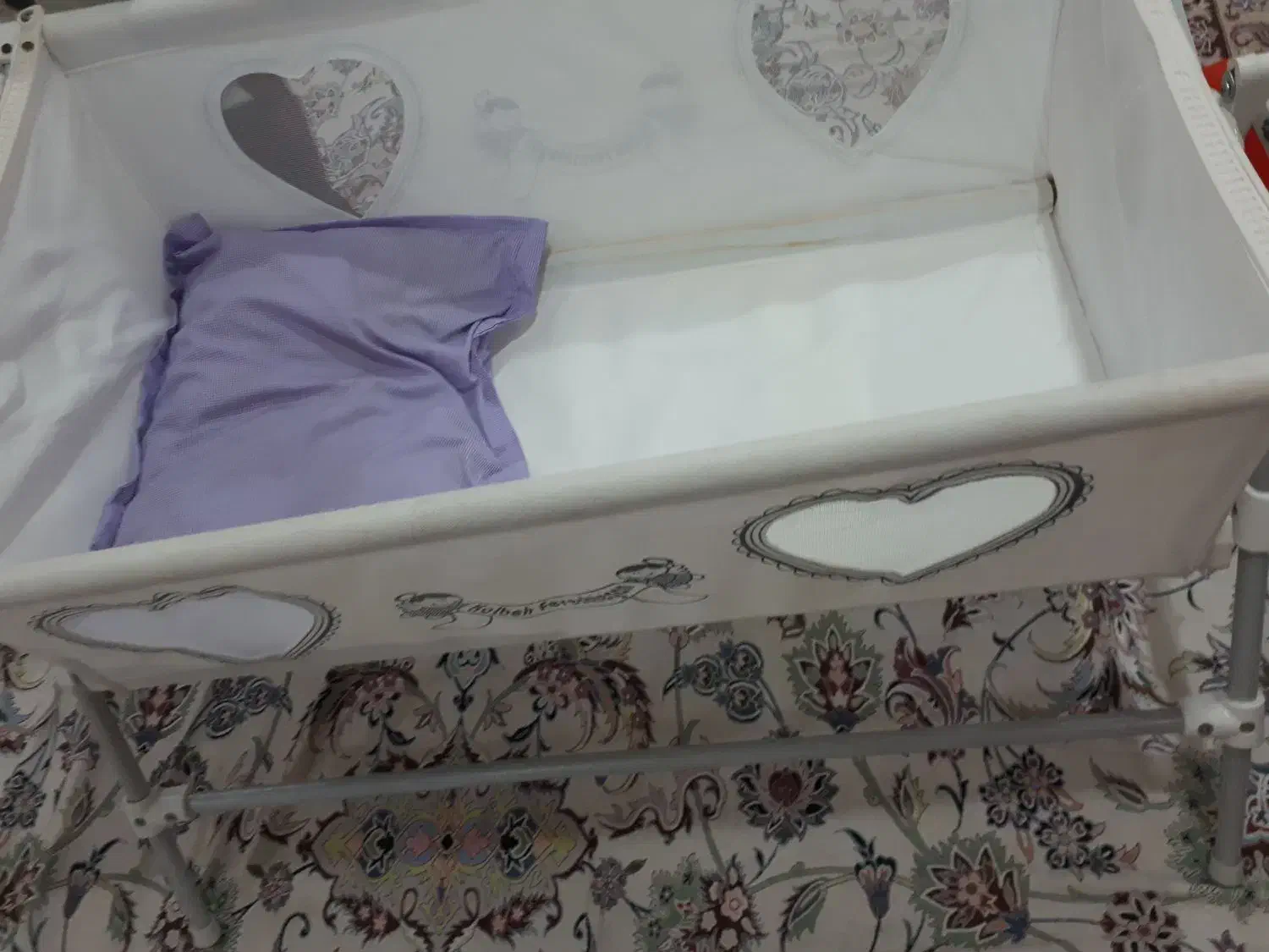 گهواره نوزادی|تخت و صندلی بچه|رباط‌کریم, رباط‌کریم|دیوار