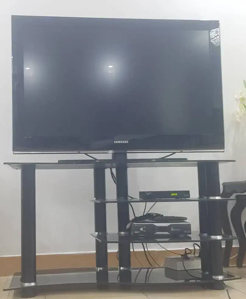 تلویزیون ۴۲ ال سی دی سامسونگ  با میز و دیجیتال|تلویزیون و پروژکتور|رشت, چمارسرا|دیوار