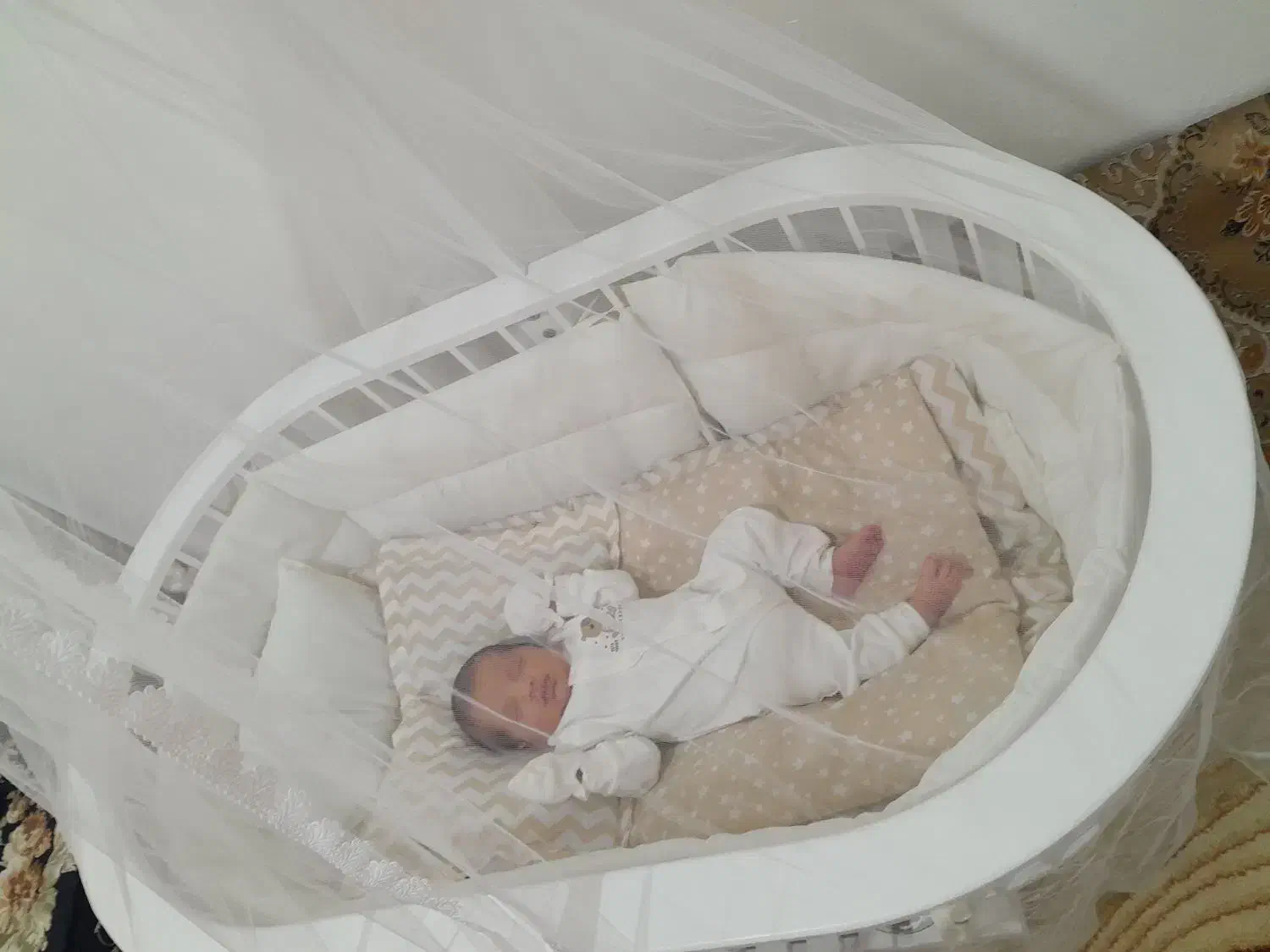 تخت گهواره ایی کنار تخت مادر|تخت و صندلی بچه|کیش, |دیوار