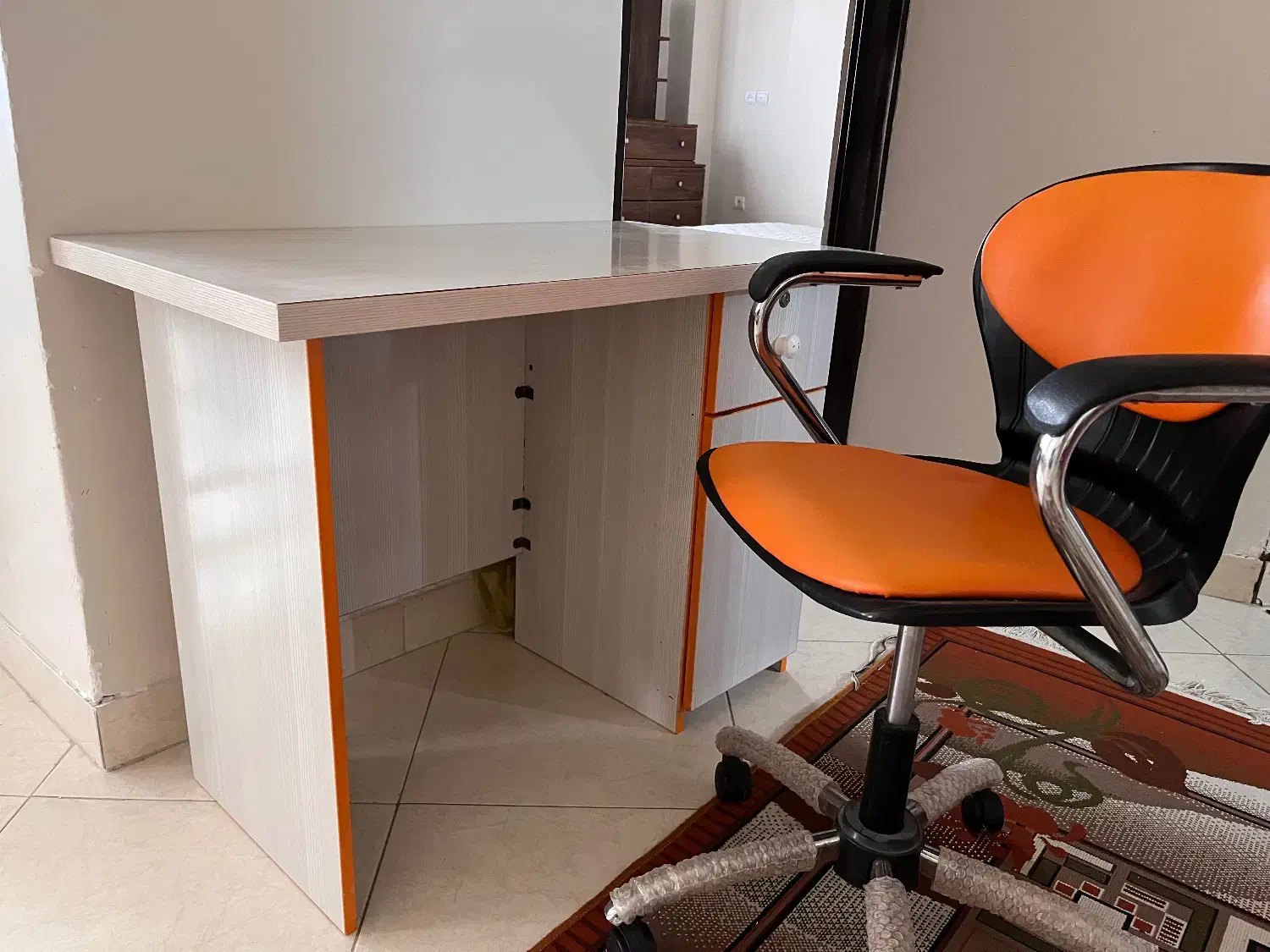 میز تحریر و صندلی چرخدار|میز تحریر و کامپیوتر|بندر گز, |دیوار