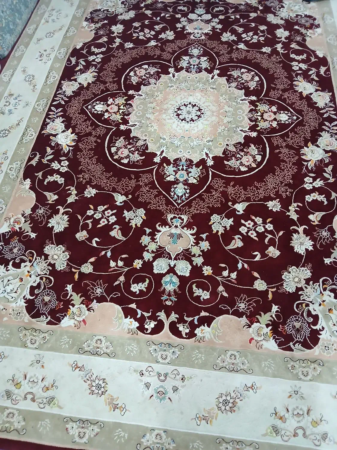 دو عدد فرش|فرش|اشتهارد, |دیوار