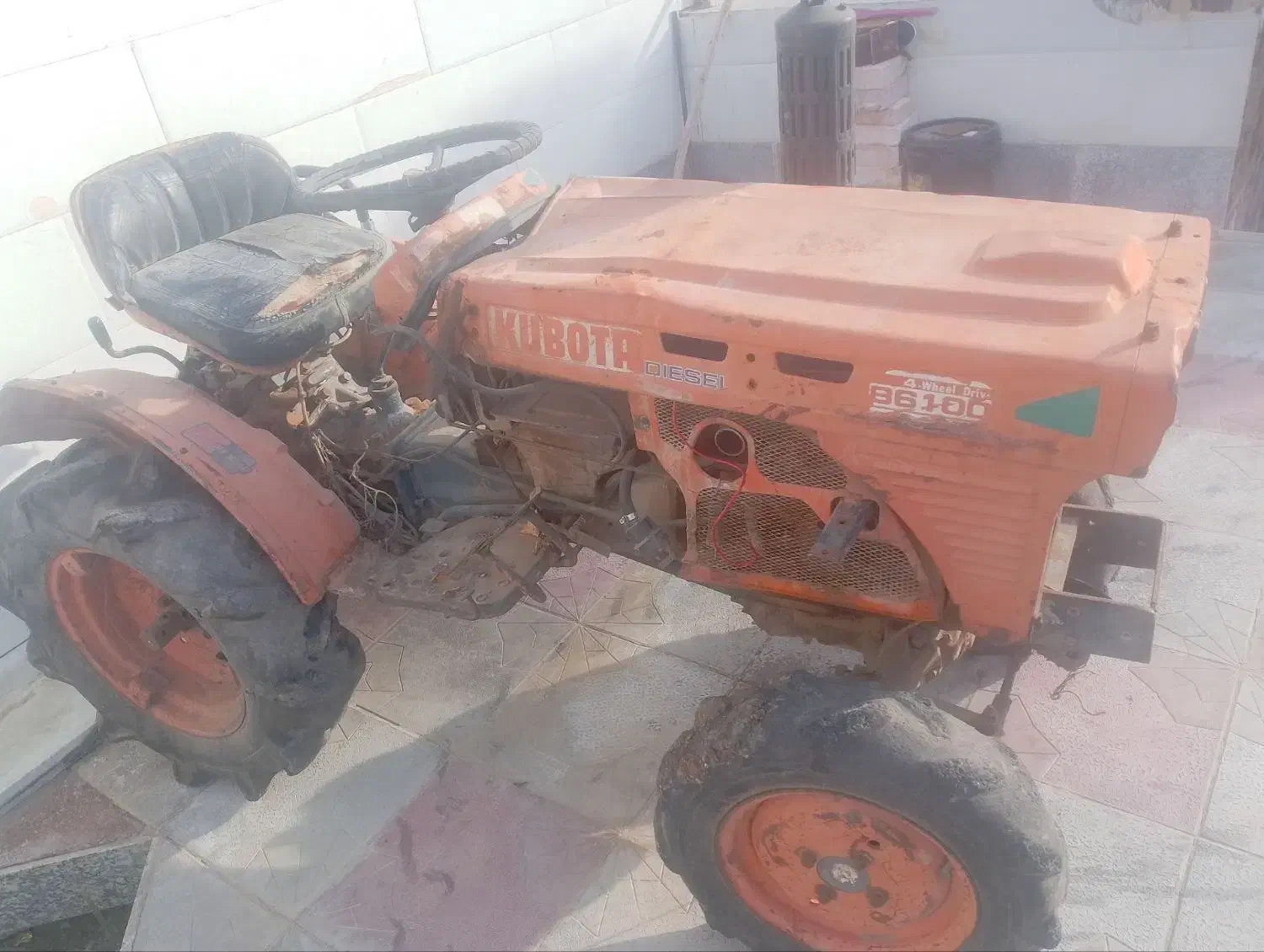 تراکتور|خودرو سنگین|سده (خراسان جنوبی), |دیوار