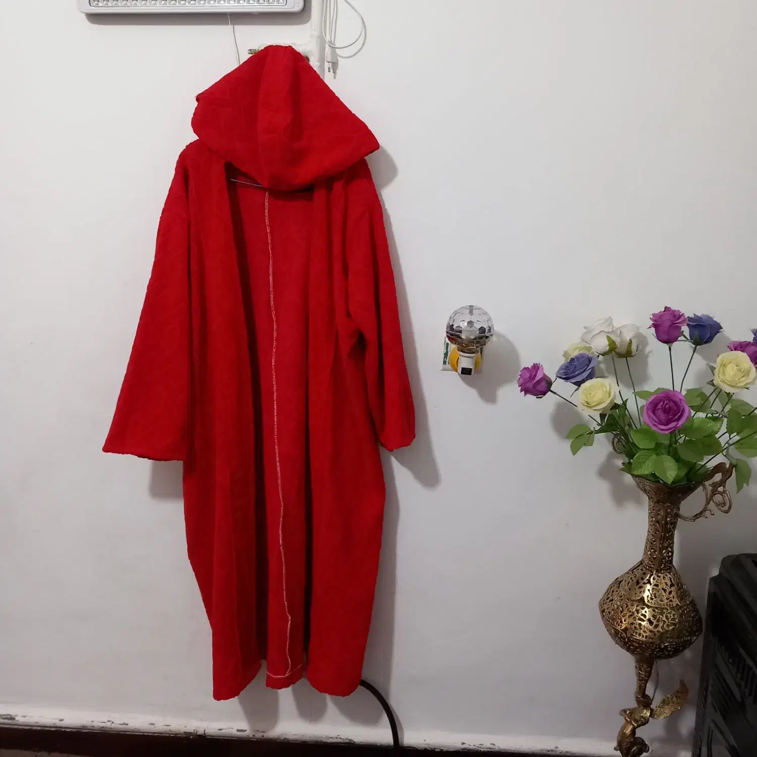 حوله تنپوش نو|لباس|رباط‌کریم, الارد|دیوار