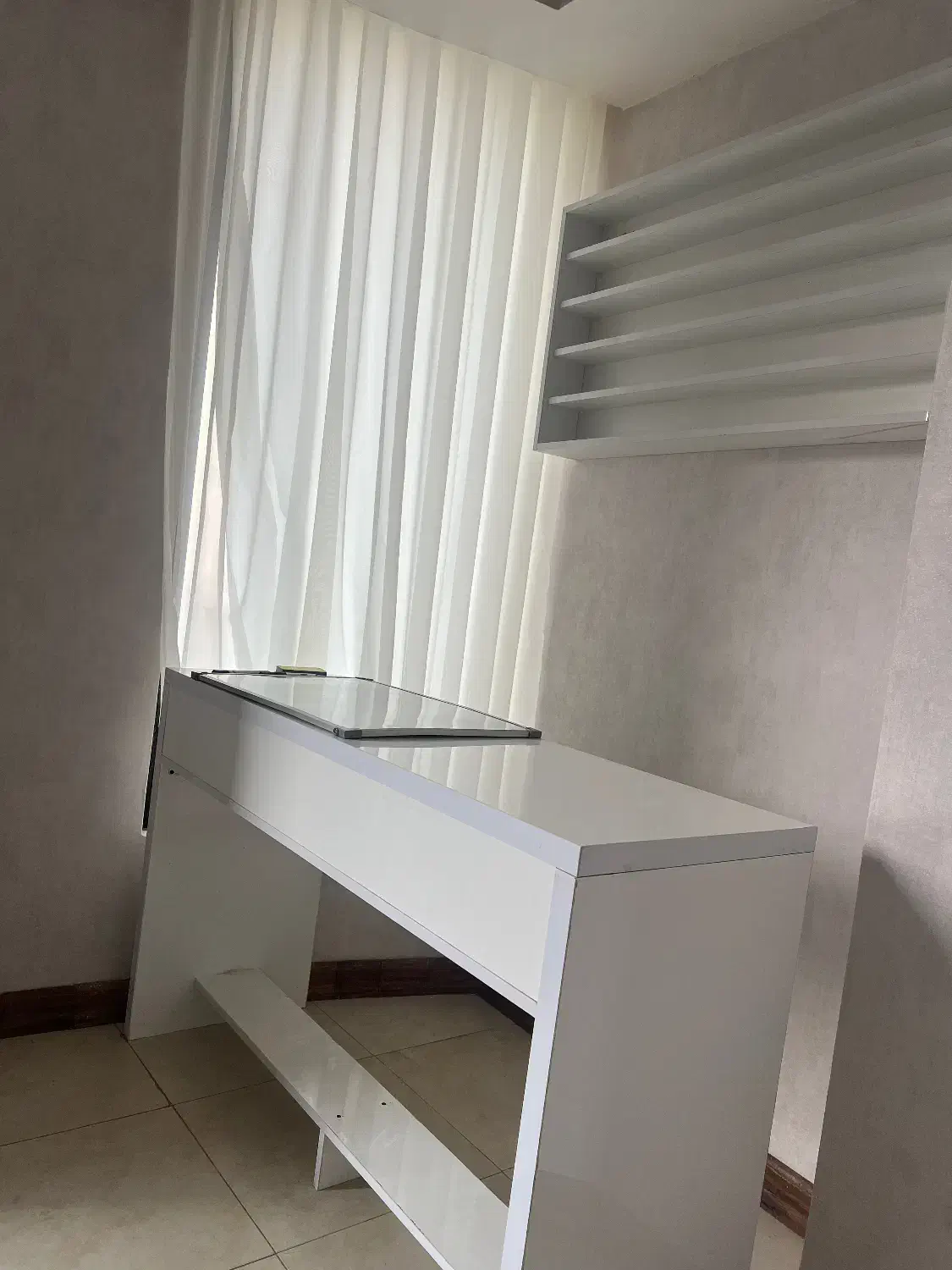 میز ناخن|آرایشگاه و سالن‌های زیبایی|ساری, |دیوار