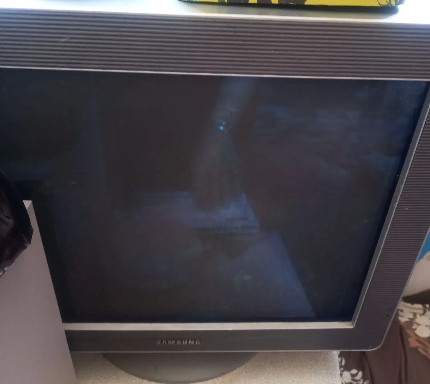 تلویزیون سامسونگ ومیز و کامپیوتر با وسایل.دیویدی|تلویزیون و پروژکتور|کرمان, |دیوار