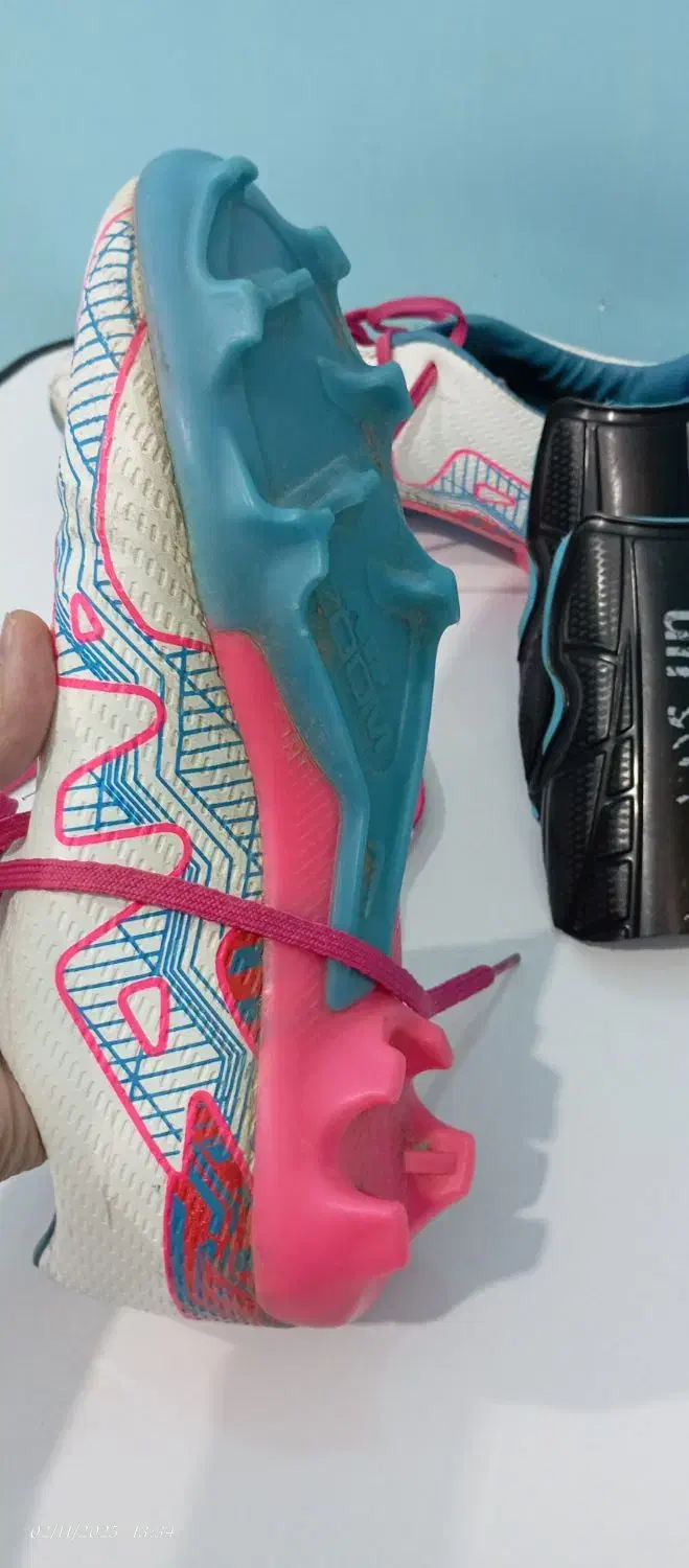 کفش فوتبال سایز 42 نو نو فقط دو بار پوشیده شده|کیف، کفش، کمربند|دوگنبدان, |دیوار