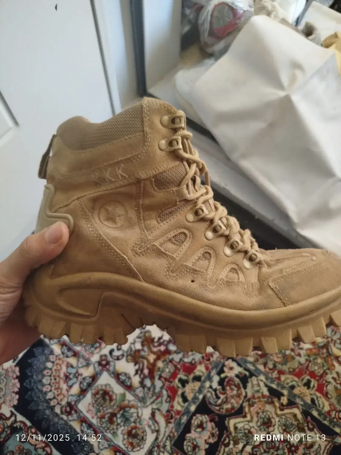 پوتین کوهنوردی|کیف، کفش، کمربند|مشهد, شهید قربانی|دیوار