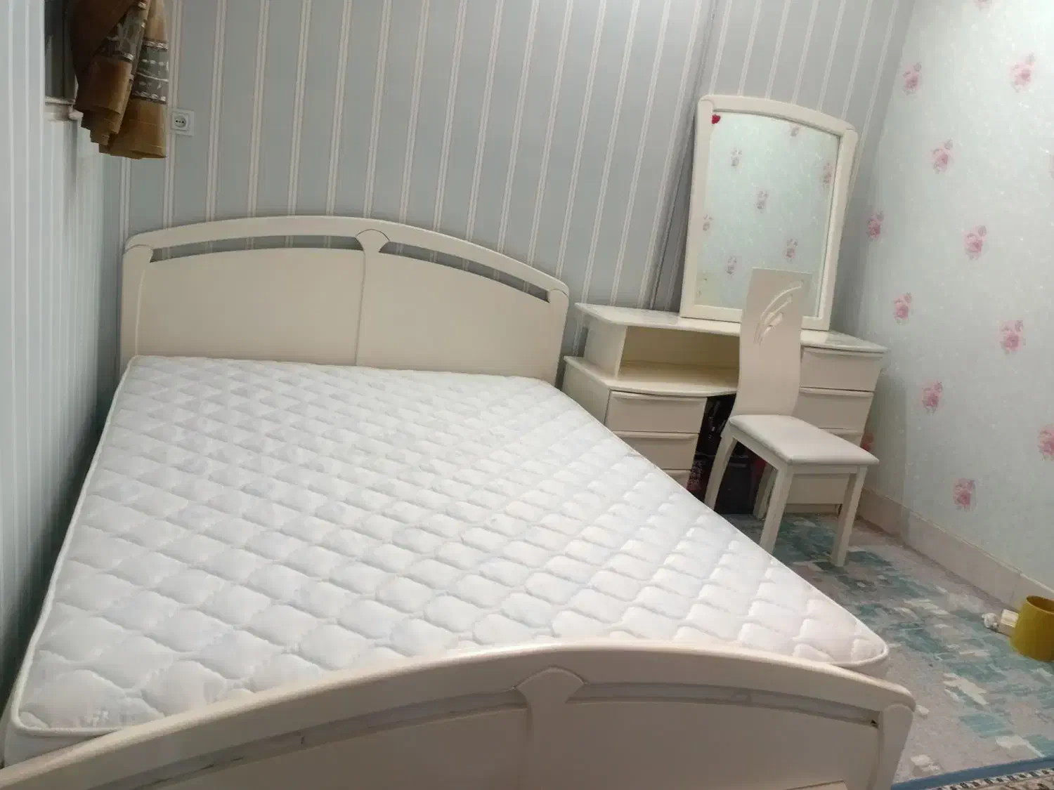 تخت ودراور با آینه ویک صندلی|تخت و سرویس خواب|سبزوار, فقیه سبزواری|دیوار