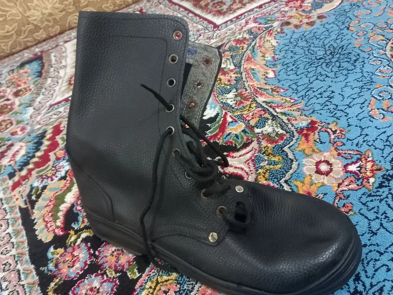 پوتین نو نو|کیف، کفش، کمربند|نیمروز, |دیوار