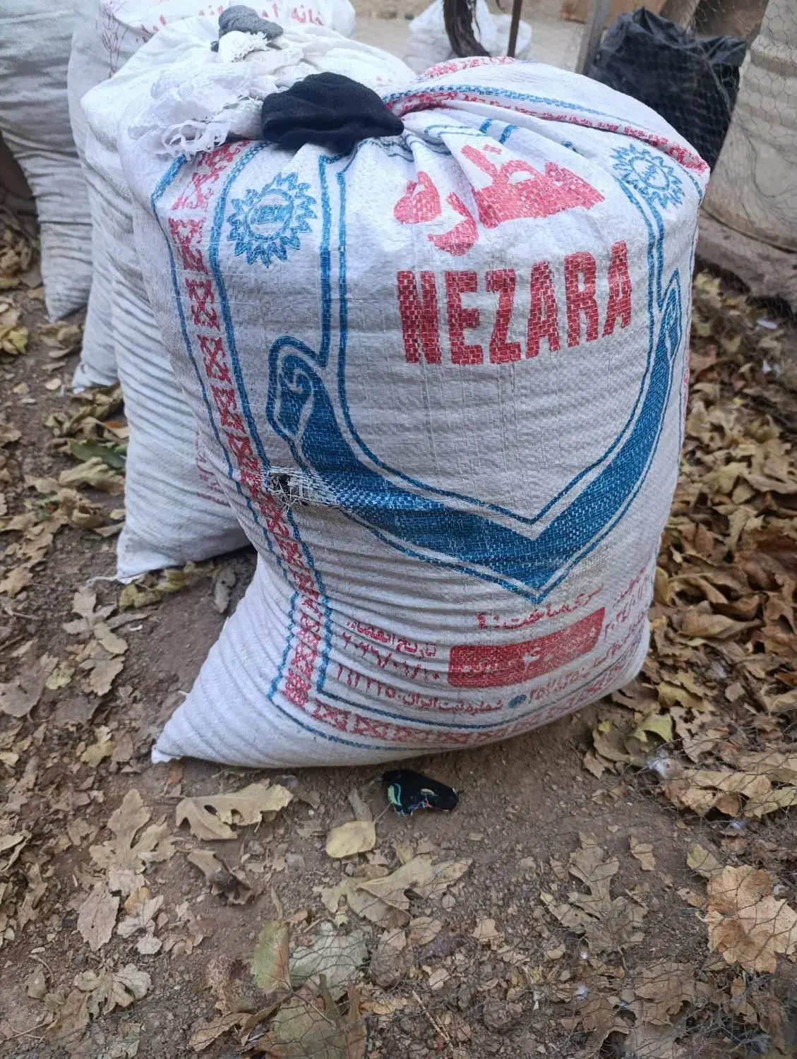 چند عدد گونی کود|گل و گیاه طبیعی|کرمان, |دیوار