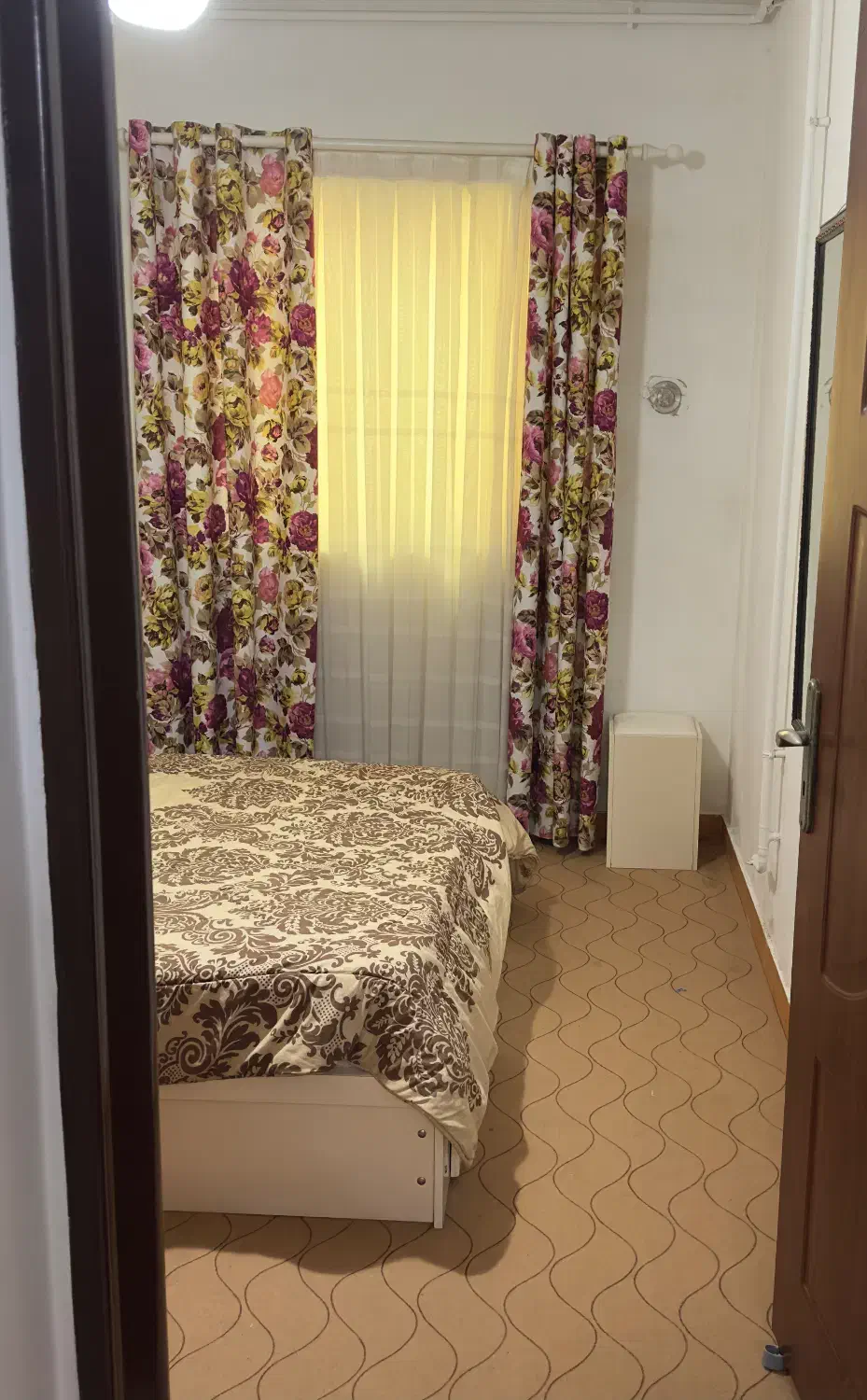 آپارتمان و مبله و تمیز|اجارهٔ کوتاهمدت آپارتمان و سوئیت|رشت, باهنر|دیوار