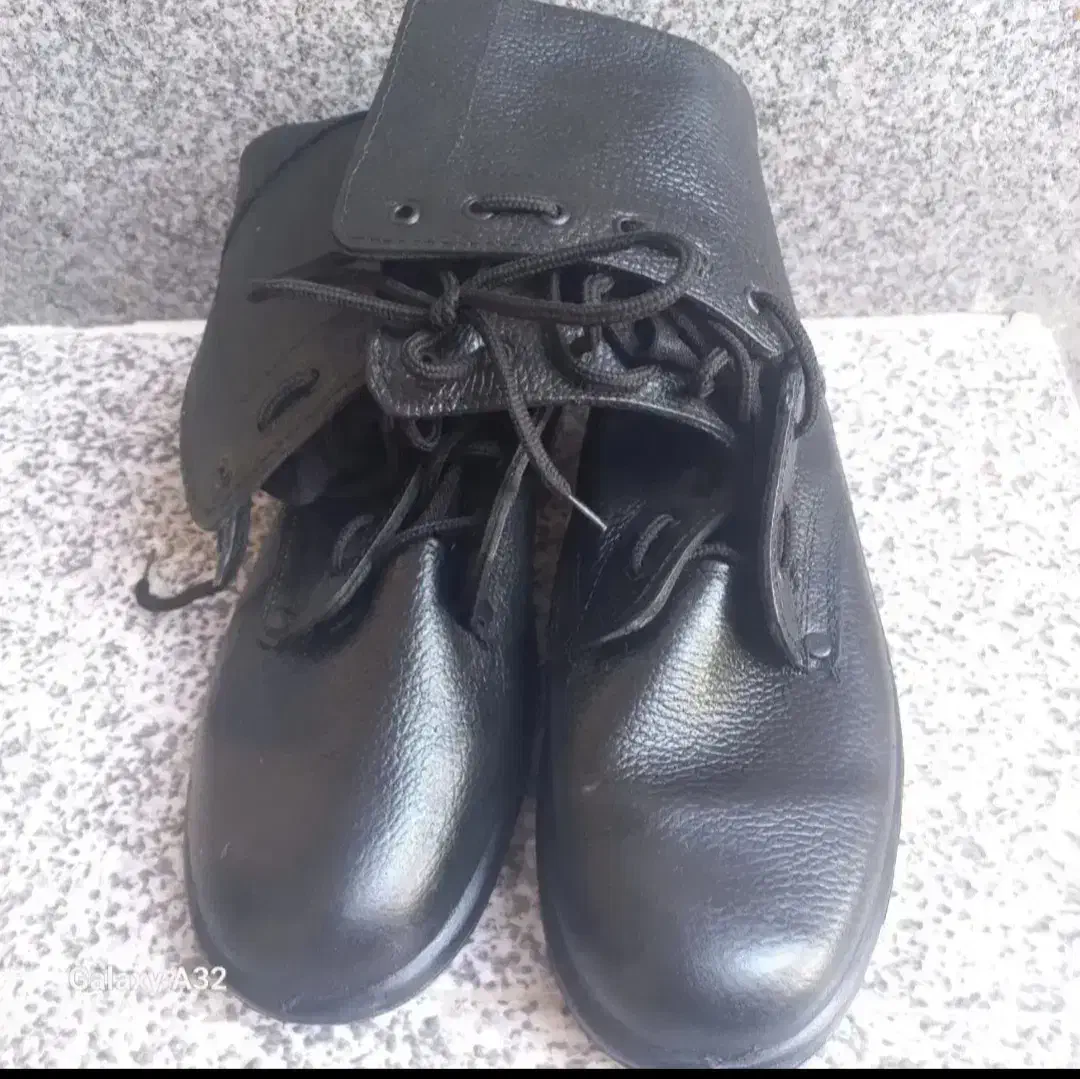 پوتین سربازی نو|کیف، کفش، کمربند|گالیکش, |دیوار