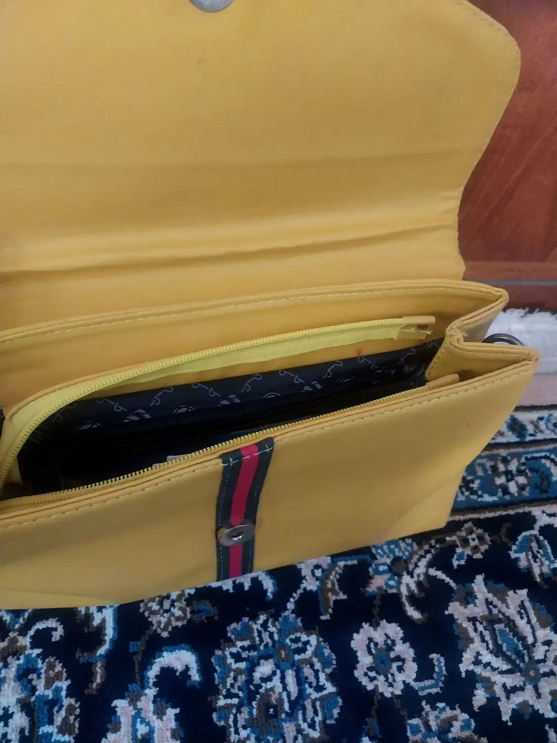 کیف|کیف، کفش، کمربند|مسجد سلیمان, |دیوار