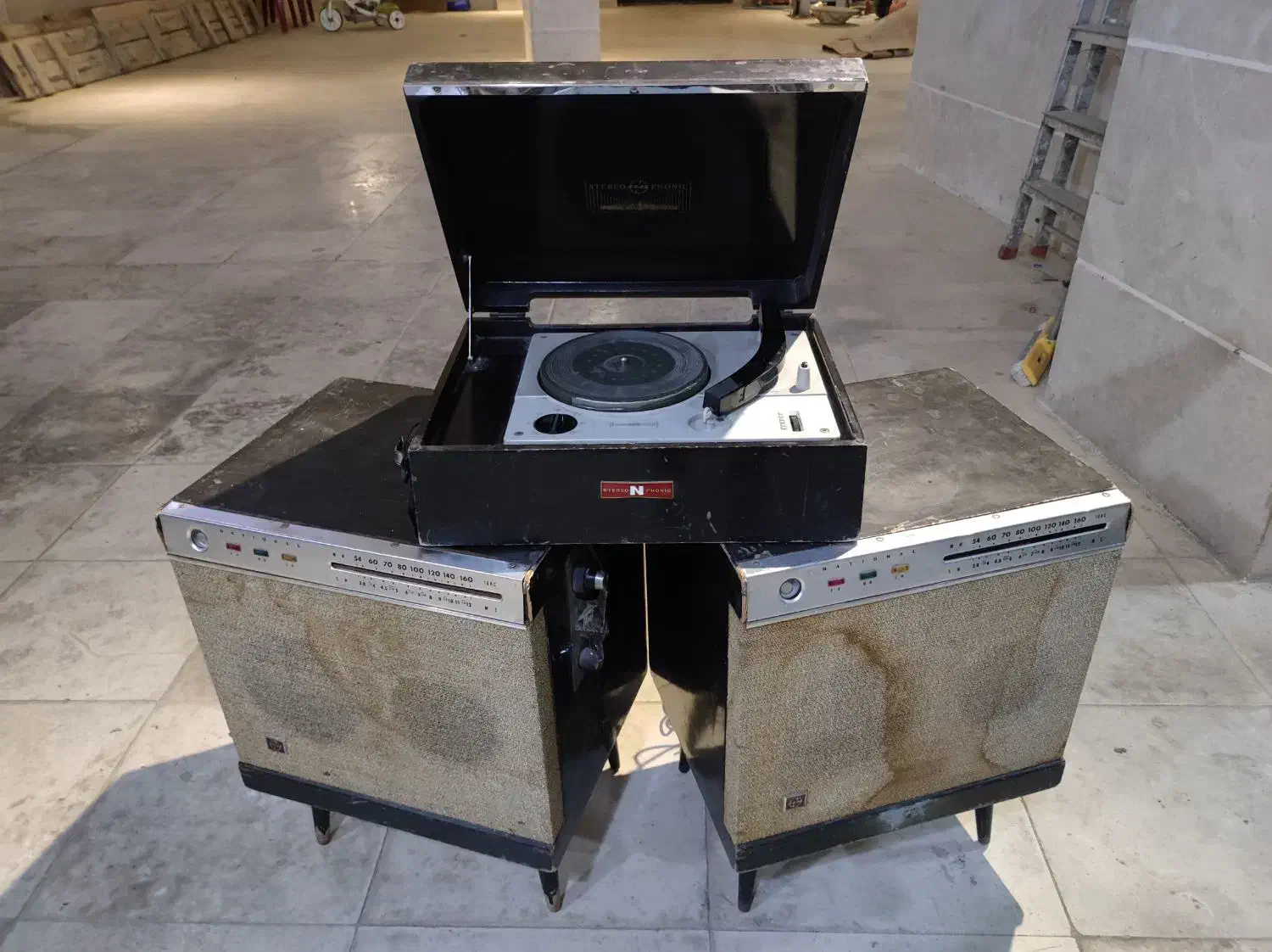 گرامافون قدیمی stereo N phonic بسیار خاص|کلکسیون اشیاء عتیقه|اصفهان, شفق|دیوار