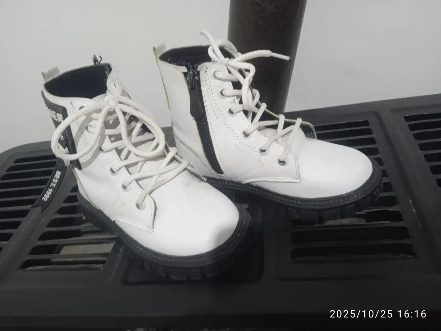 کفش کتون بسیار نو|کیف، کفش، کمربند|تایباد, |دیوار