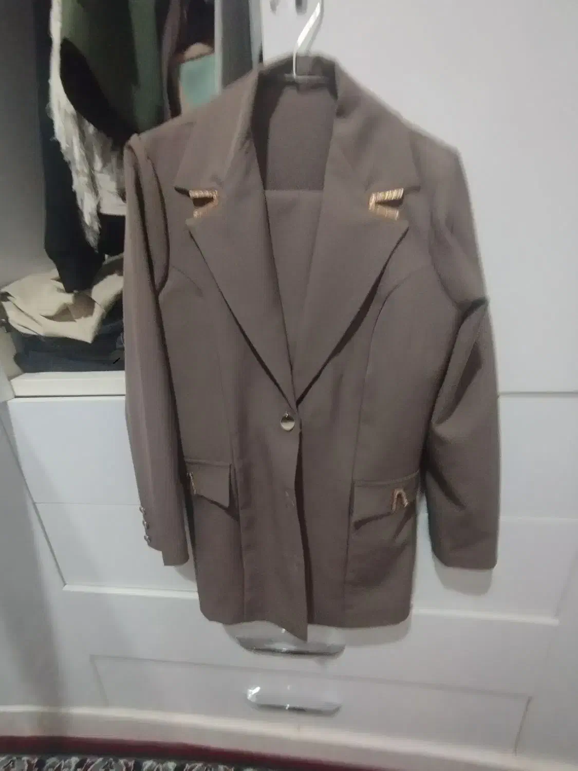 کت وشلوار|لباس|سبزوار, قصبه شرقی|دیوار