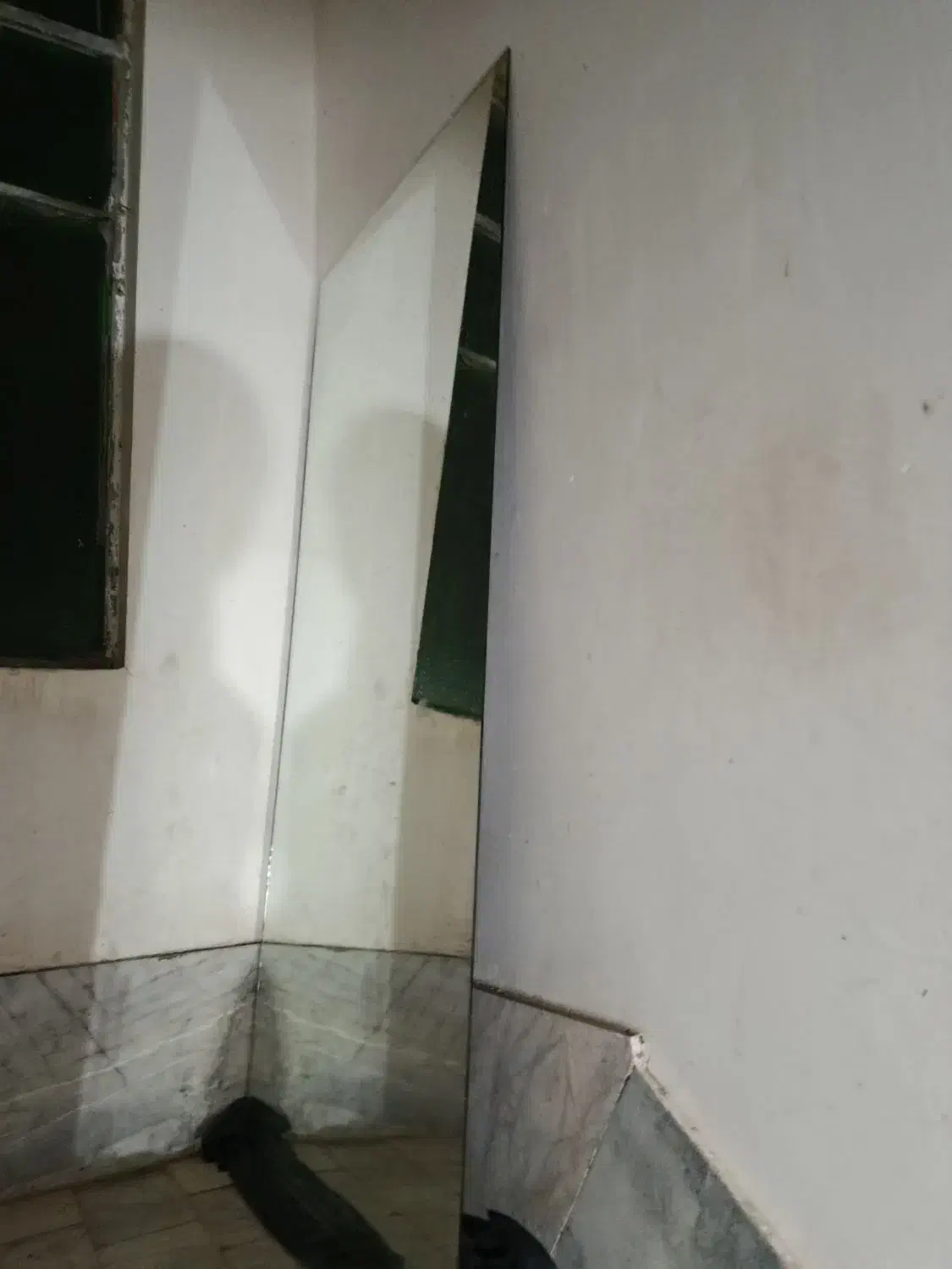 آینه|آینه|نگین شهر, |دیوار