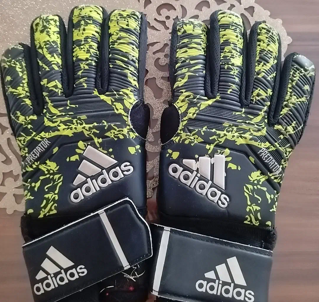دستکش دروازبانی adidas predator تمیز و سالم|تجهیزات ورزشی|گناباد, |دیوار