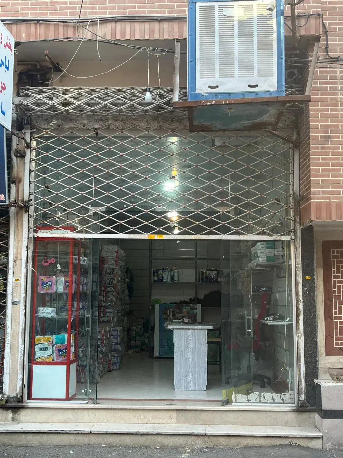 مغازه خیابان مدرس،۴۰متر(همراه با دکور و قفسه)|اجارهٔ مغازه و غرفه|سبزوار, بیهق شرقی|دیوار