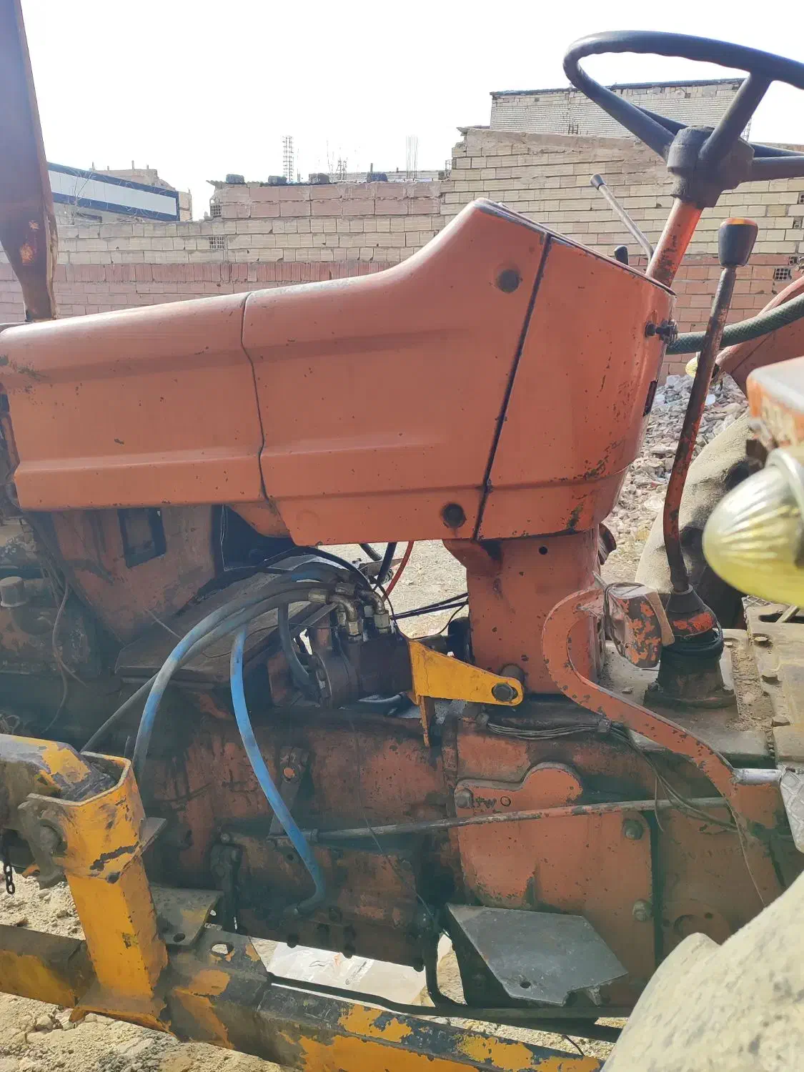 تراکتور با بیل و گاو آهن|خودرو سنگین|خوی, |دیوار