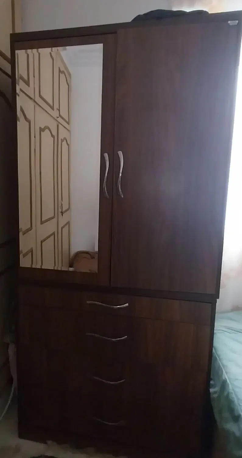 یک کمد با یک سه کشویی بغلش کمد هم دارد|جاکفشی، کمد، دراور|بابل, |دیوار