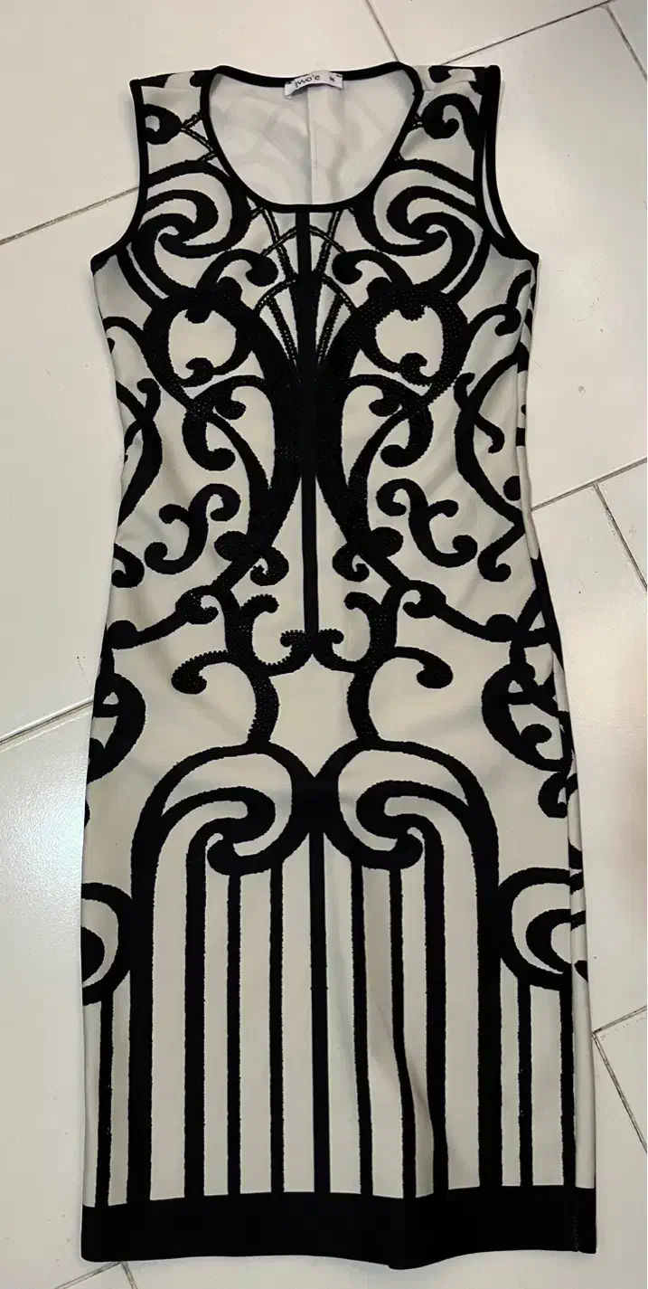 لباس مجلسی|لباس|اصفهان, تخت فولاد|دیوار