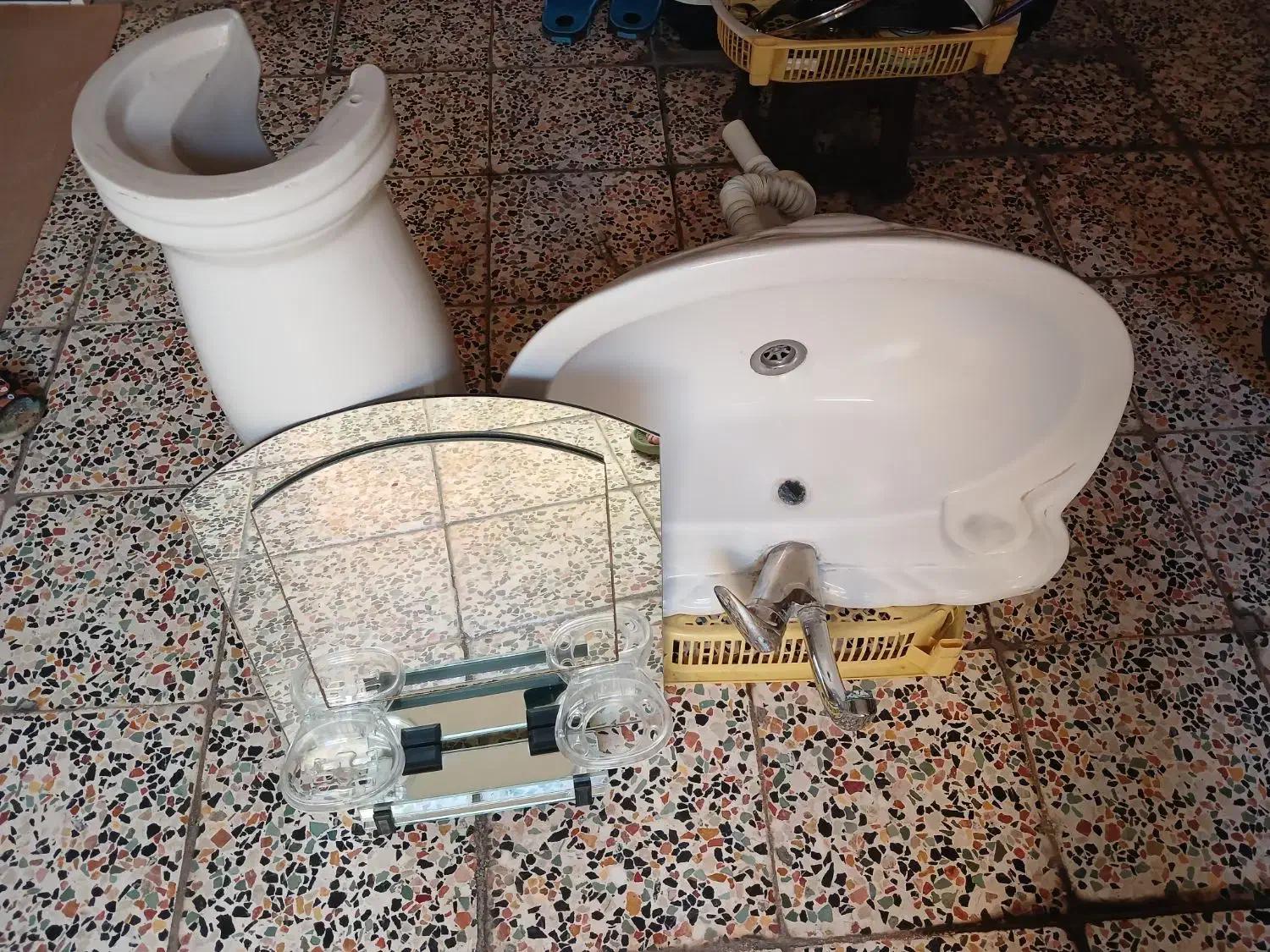 یک عددروشویی بزرگ ب همراه شیر مخلوط اب واینه بزرگ|لوازم سرویس بهداشتی|دزفول, |دیوار