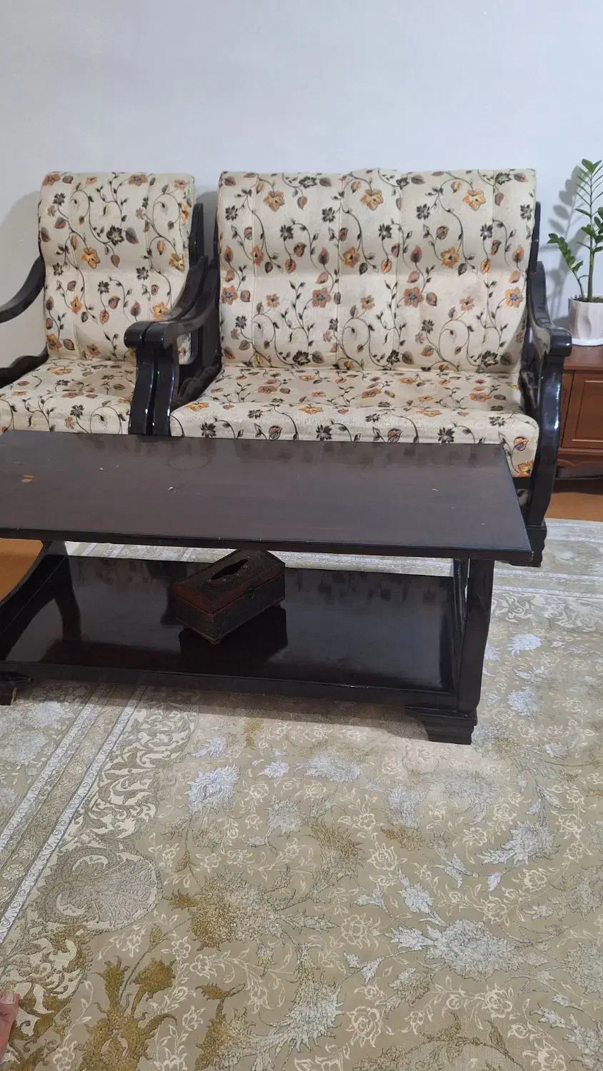 مبل ۸ نفره تمیز و سالم همراه با میز جلو مبلی|مبلمان خانگی و میز عسلی|شاهین‌شهر, شهرک ردانی پور|دیوار