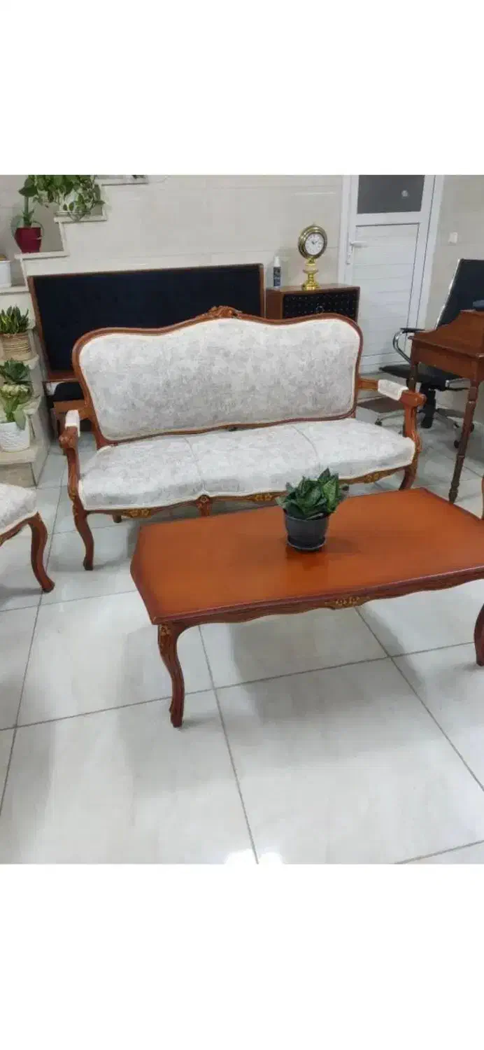 مبل کلاسیک به دلیل تغییر شغل نصف قیمت|مبلمان خانگی و میز عسلی|نوشهر, |دیوار