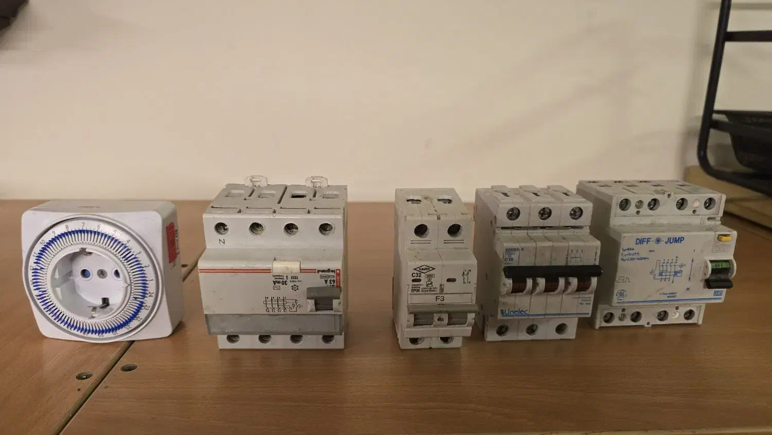 فیوز و تایمر خارجی و ایرانی|مصالح و تجهیزات ساختمان|تهران, پاسداران|دیوار