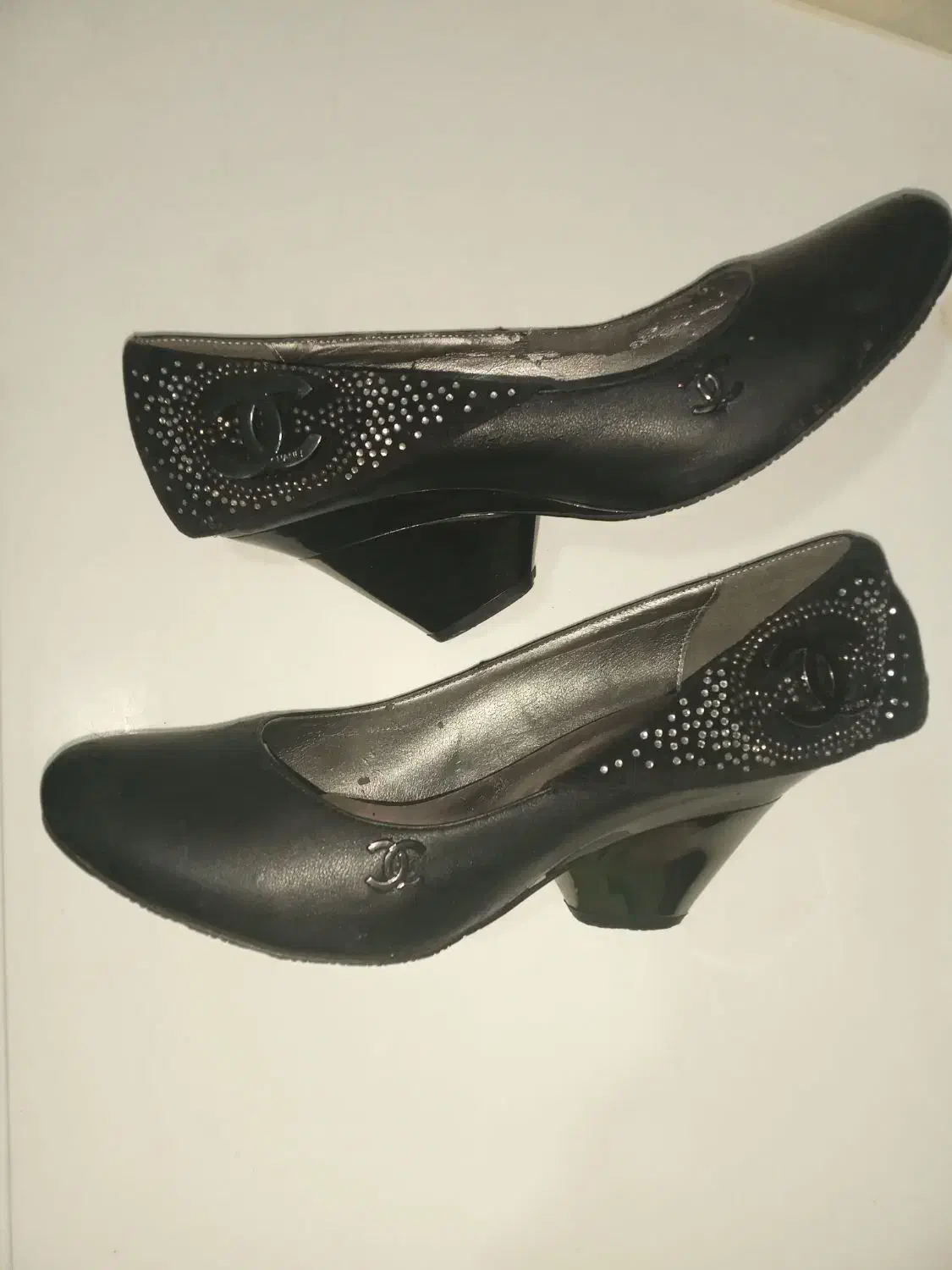 کفش مجلسی|کیف، کفش، کمربند|رشت, پیرسرا|دیوار