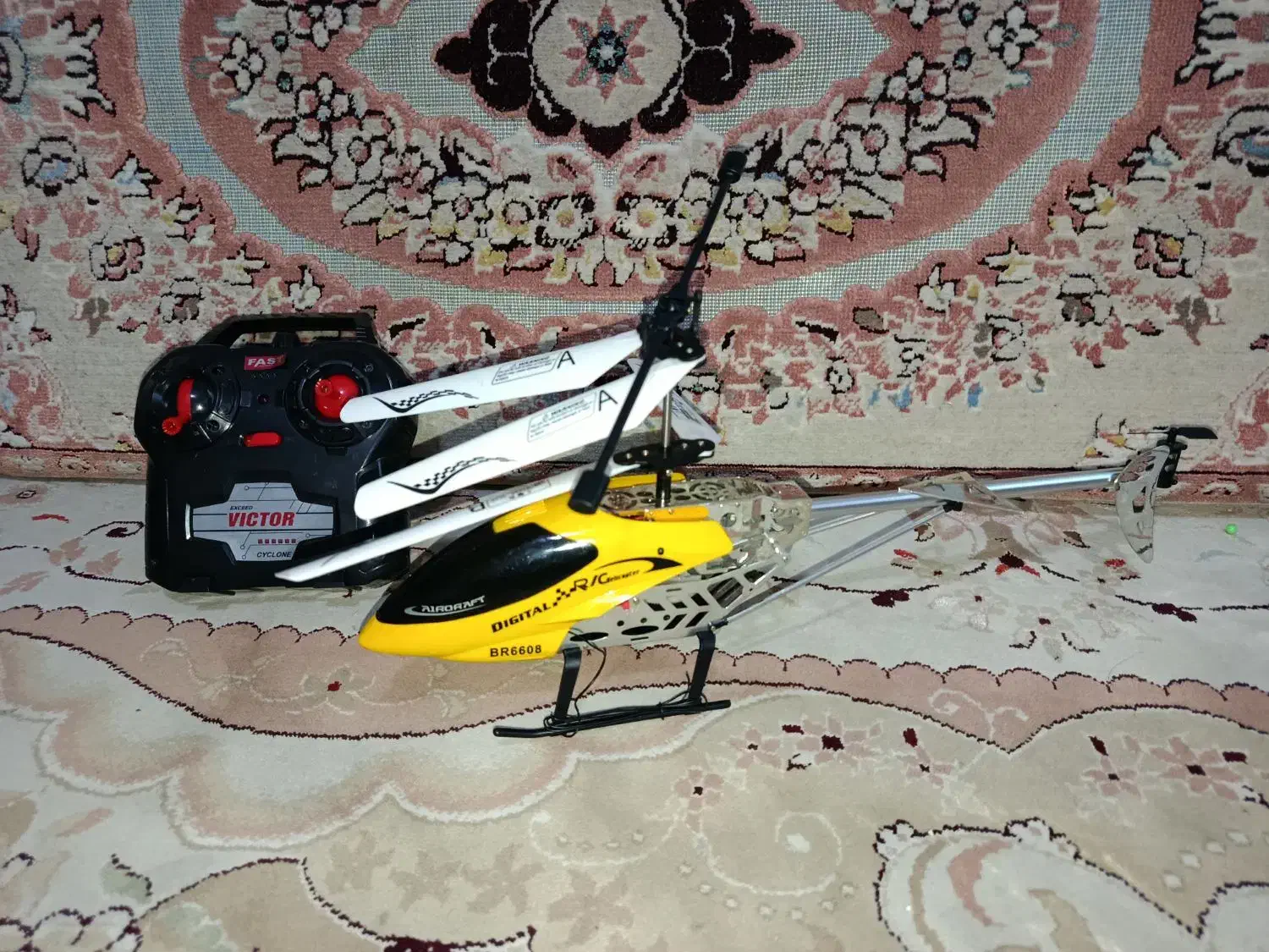 هلیکوپتر کنترلی سایز بزرگ نیاز به تعمیر بسیار جزئی|اسباببازی|شمشک, |دیوار