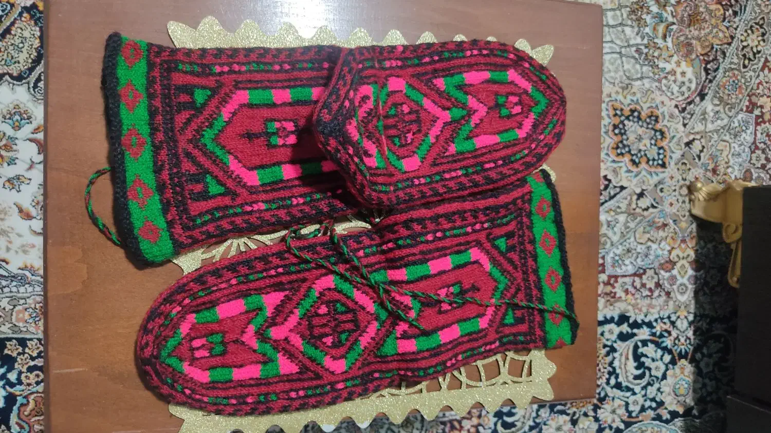 جوراب پشمی|لباس|رباط‌کریم, کیکاور|دیوار