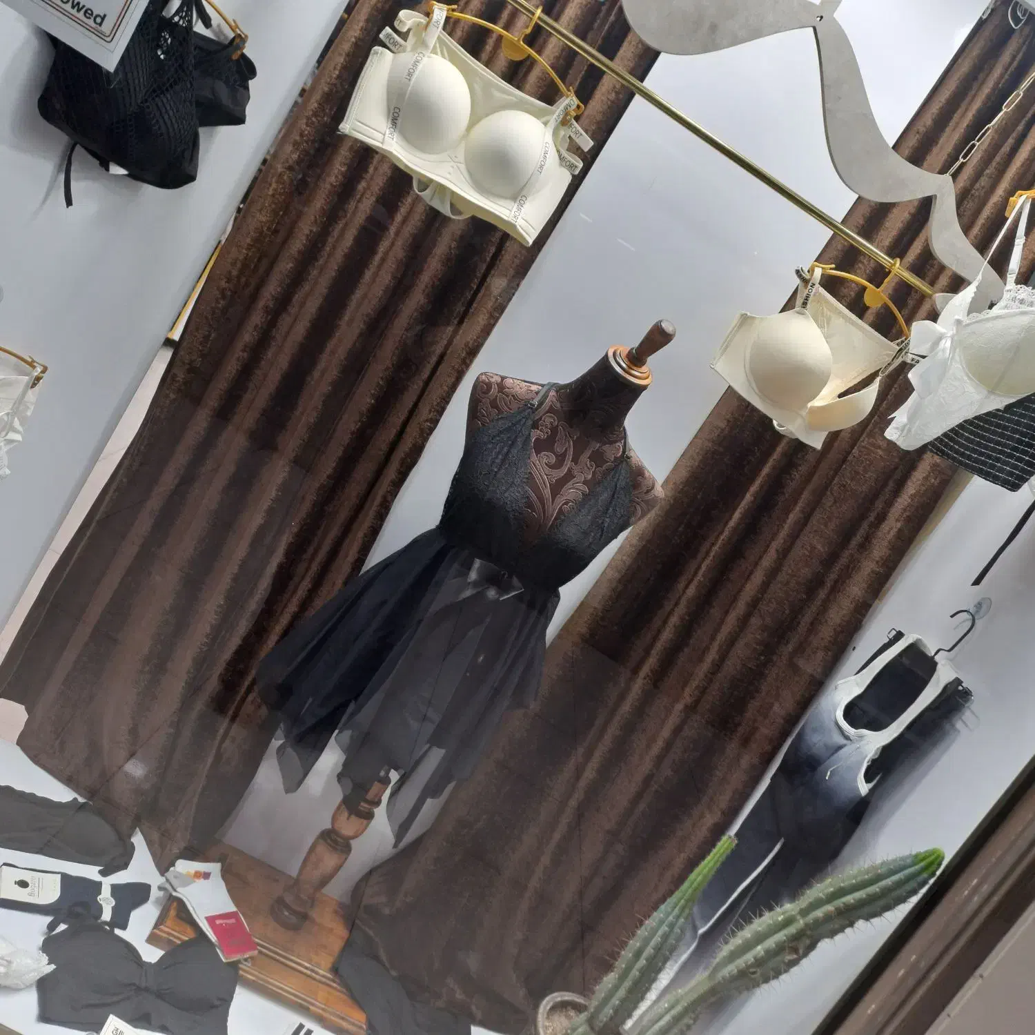 لباس زیر میس لند|لباس|سراب, |دیوار