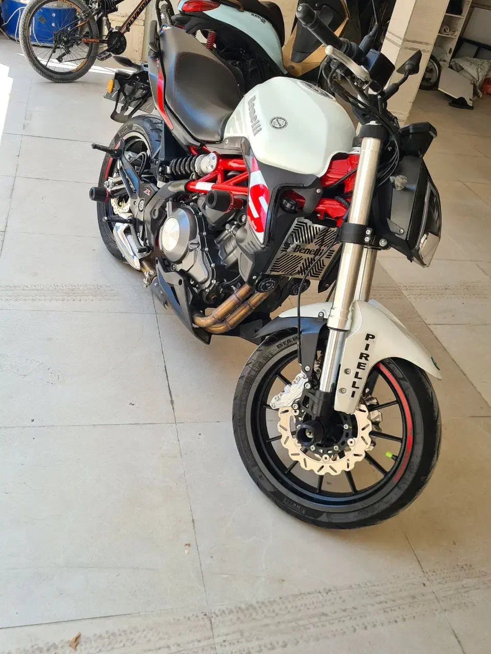 بنلی دو سیلندر ۳۰۰ سفید|موتورسیکلت|خرم‌آباد, |دیوار