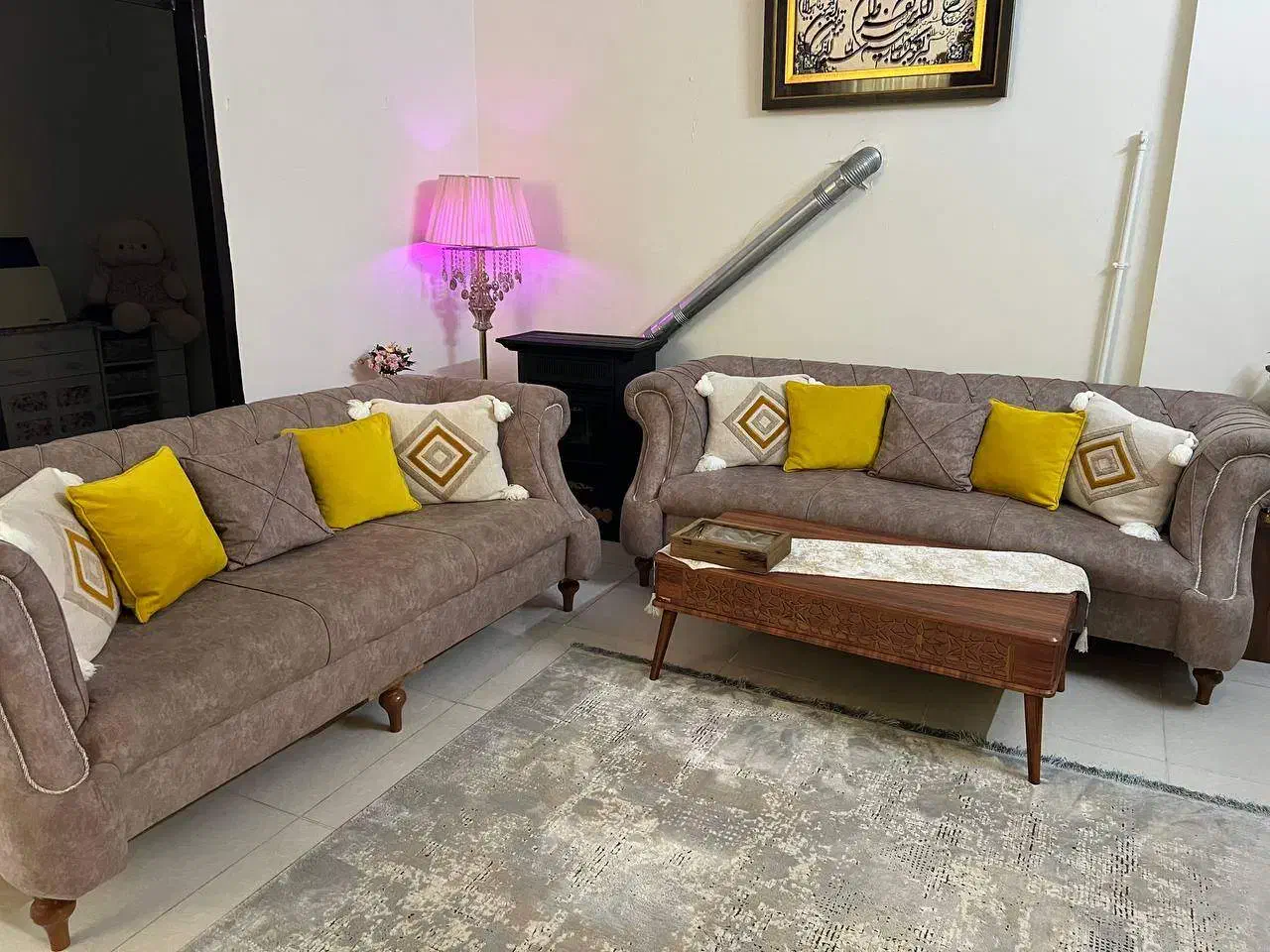 مبل چستر ۸ نفره با یک میزجلو مبلی و سه عدد عسلی|مبلمان خانگی و میز عسلی|میانه, |دیوار