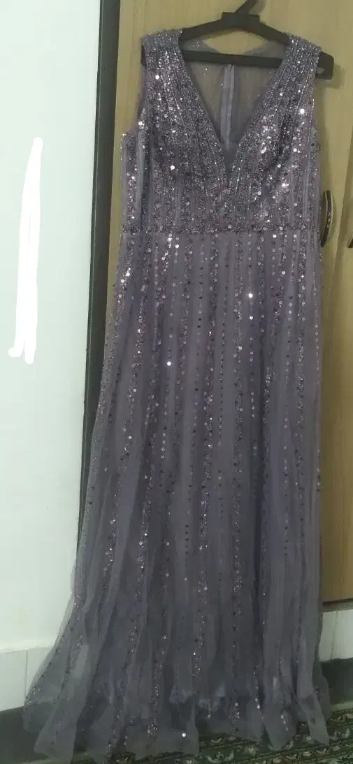 لباس مجلسی|لباس|تربت‌حیدریه, سیلوی گندم|دیوار