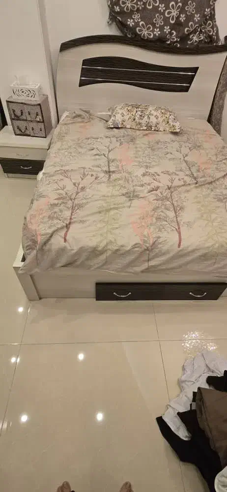 فروش تخت و میز توالت|تخت و سرویس خواب|قم, میرزائیه|دیوار