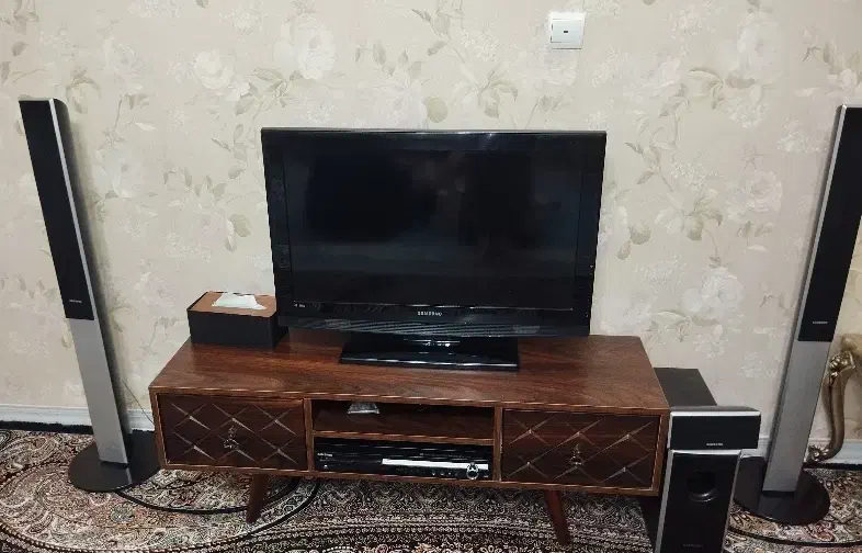 تلویزیون ۳۲ اینچ سامسونگ ال سی دی به همراه میز|تلویزیون و پروژکتور|تهران, وحیدیه|دیوار