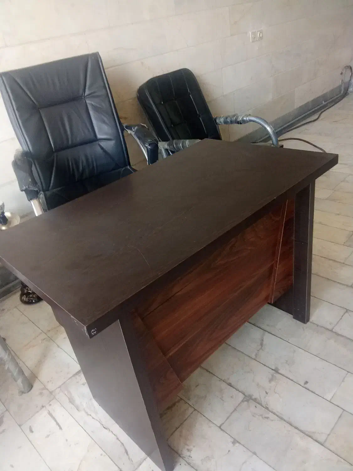 یک سندلی و یک میز سالم|دفتر کار|کهریزک, |دیوار