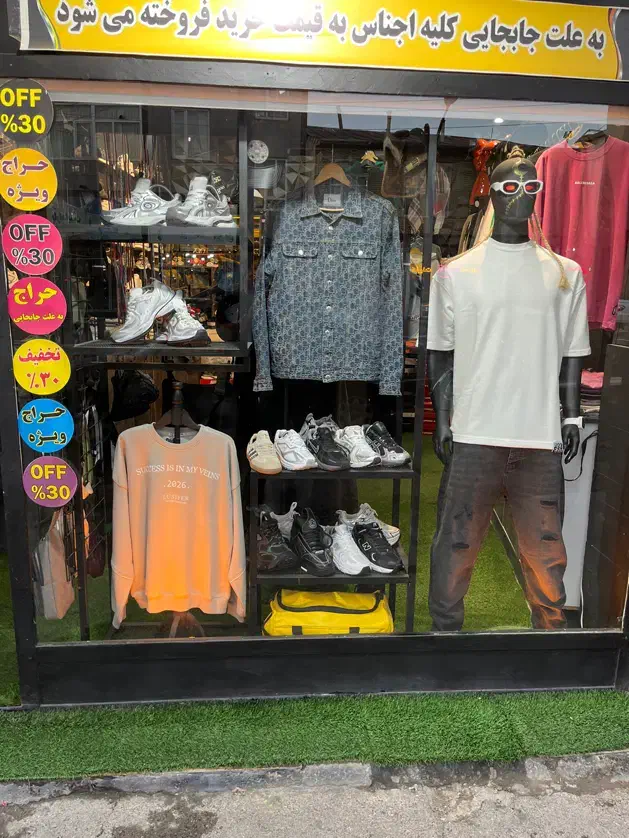 اسنتد ویترین اهنی با مانکن|فروشگاه و مغازه|رشت, دیلمان|دیوار