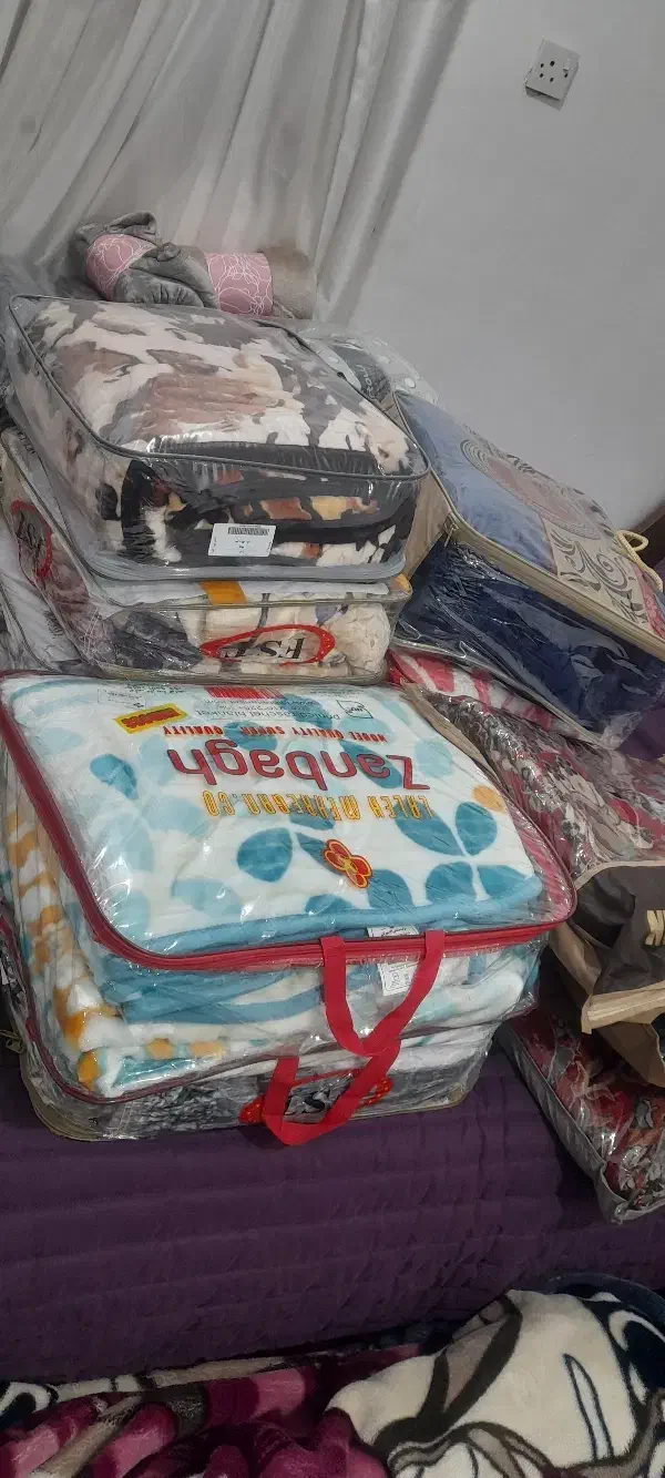 تعدادی پتو و روفرشی به قیمت عمده|رختخواب، بالش، پتو|شوش, |دیوار