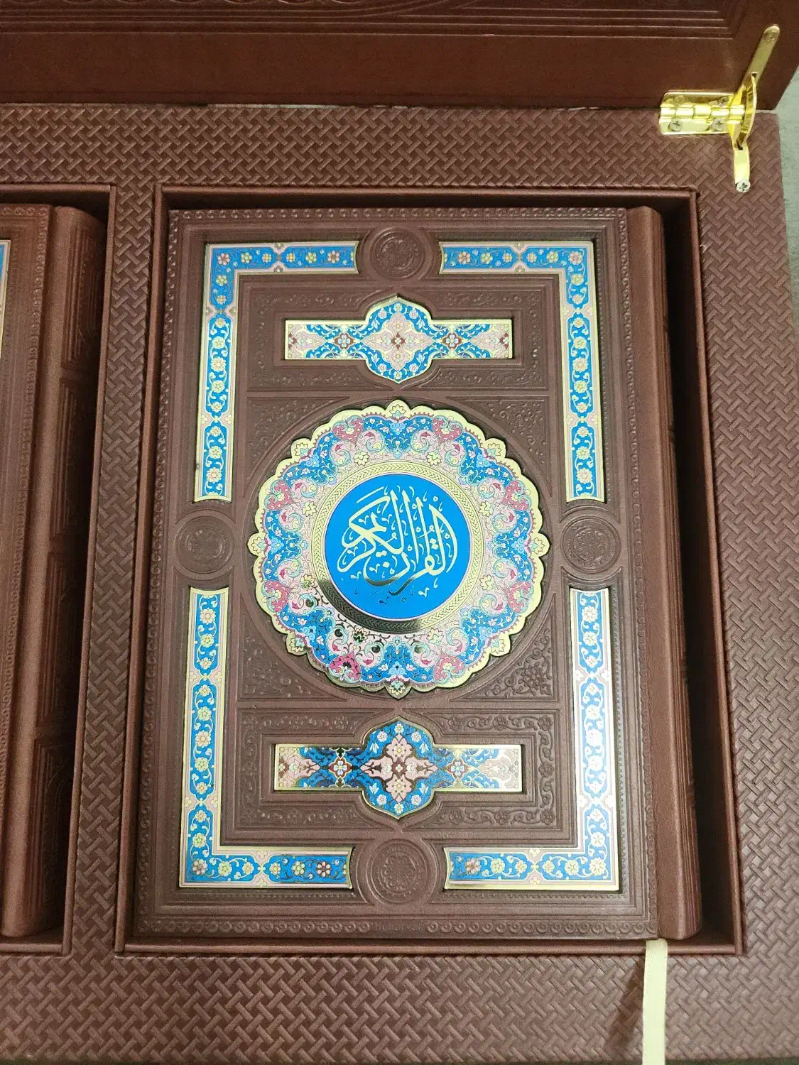 مجموعه نفیس قرآن و حافظ چرمی پلاک دار با جعبه|کتاب و مجله مذهبی|مشهد, حرم مطهر رضوی|دیوار