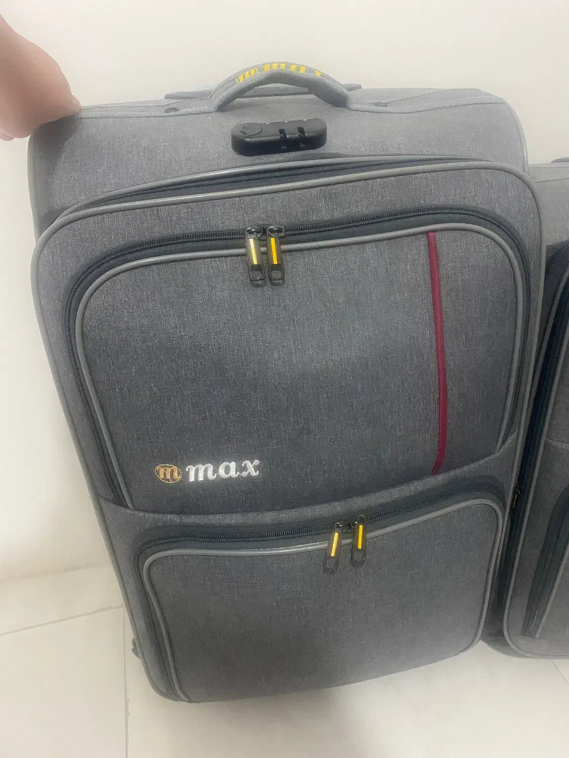 چمدان|کیف، کفش، کمربند|مشهد, خواجه ربیع|دیوار