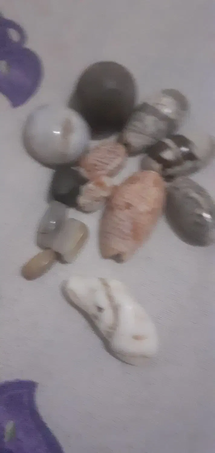 چند سدف  کلکسیونی یک سنگ آسیاب وچند مهره قدیمی|کلکسیون اشیاء عتیقه|دزفول, |دیوار