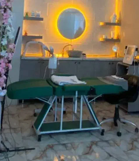 تخت سالن زیبایی|آرایشگاه و سالنهای زیبایی|رشت, کوی حسینی|دیوار