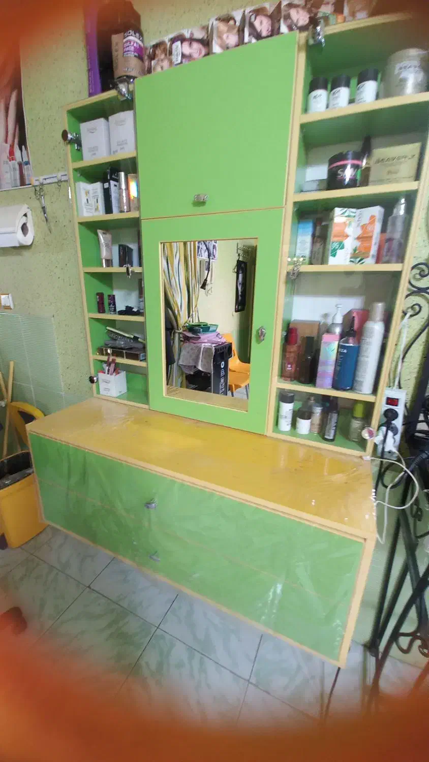 میزمیز ناخن با ویترین دیواری و ویترین کشو دار|آرایشگاه و سالنهای زیبایی|اردبیل, |دیوار