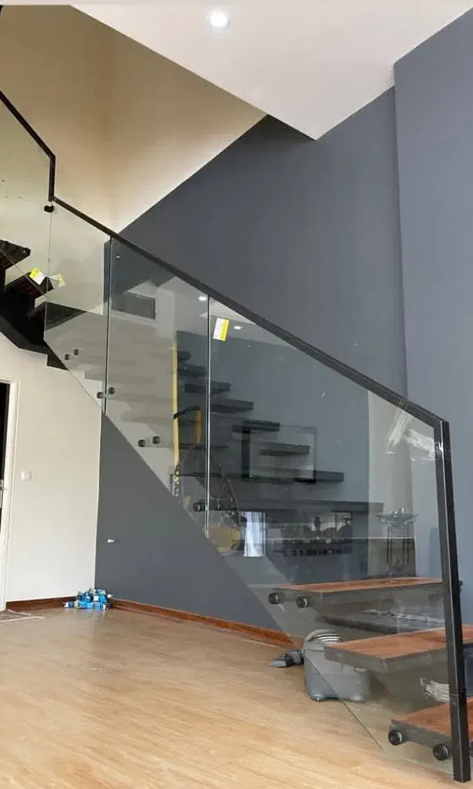 نمایندگی شیشه سکوریت و پنجره پی وی سی میرال|خدمات پیشه و مهارت|قزوین, |دیوار